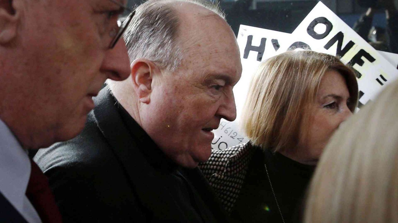 Coprì un prete pedofilo, arcivescovo condannato a un anno di reclusione