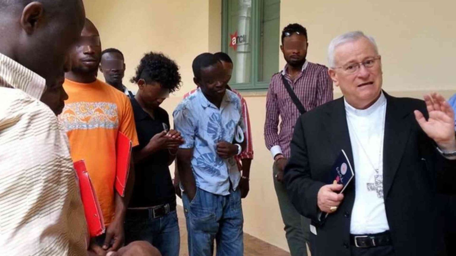 Ecco cosa fa la Chiesa italiana per i migranti