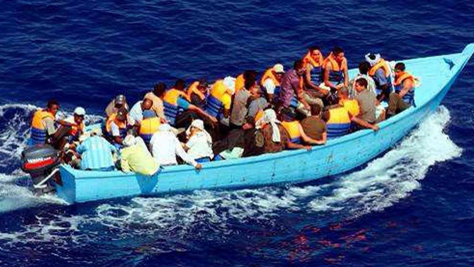 Altri 450 lasciati alla deriva. In mare tornano i barconi