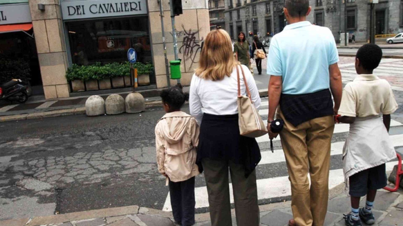 Caos adozioni: presidente è Conte, ma le deleghe a Fontana