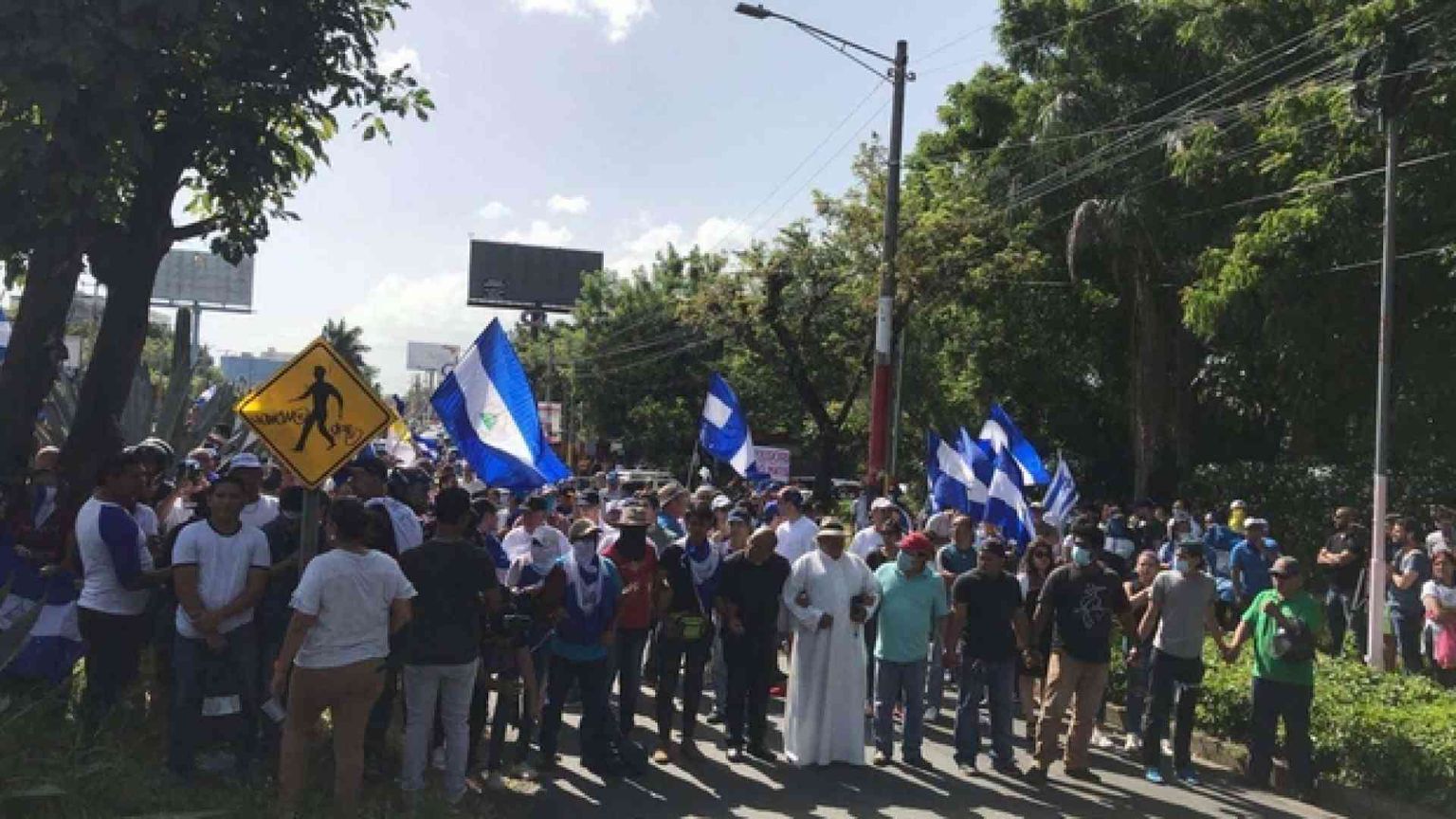 Nicaragua, studenti assediati dai paramilitari. I vescovi li salvano