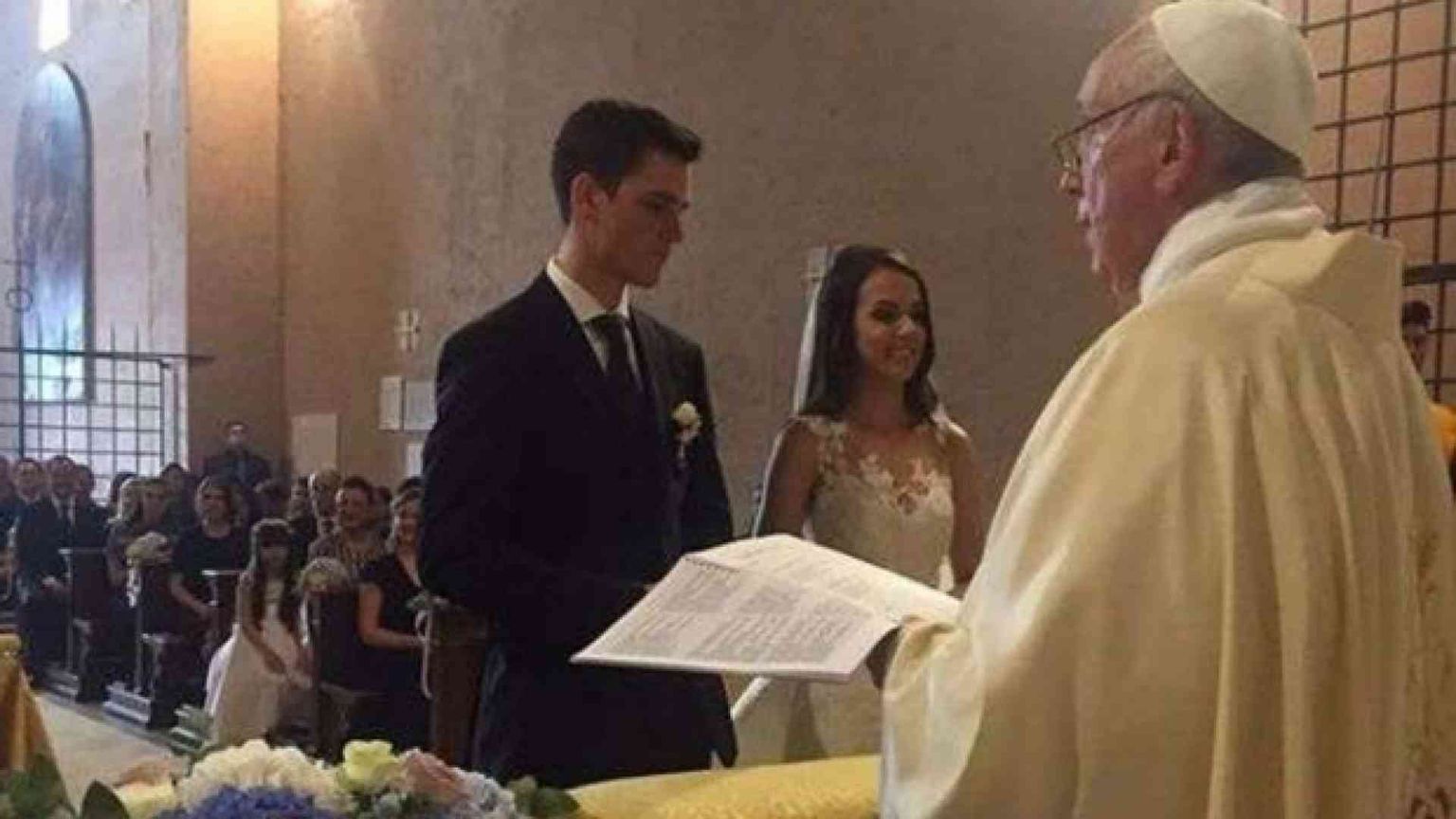 A sorpresa papa Francesco celebra le nozze di una guardia svizzera
