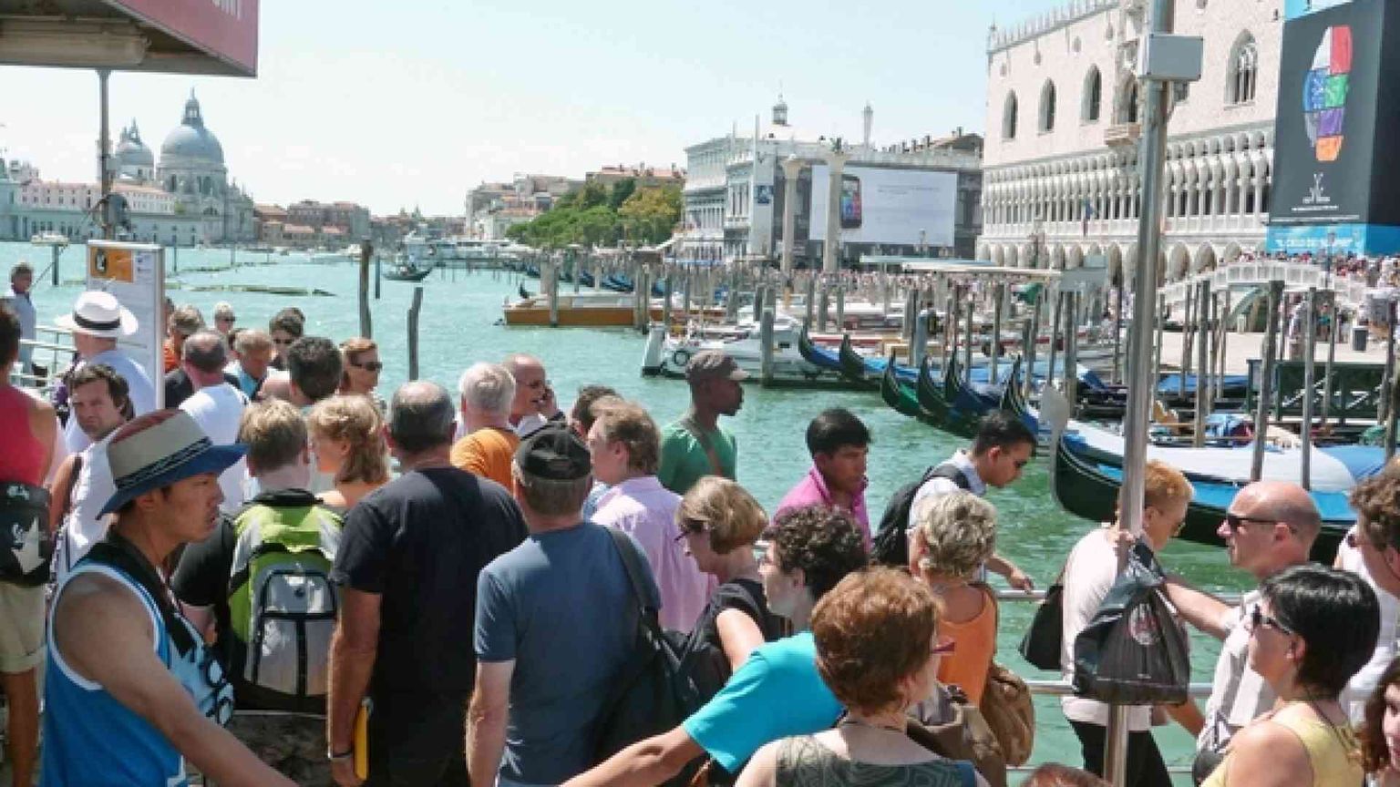 Una guida per salvarci dal turismo di insostenibile