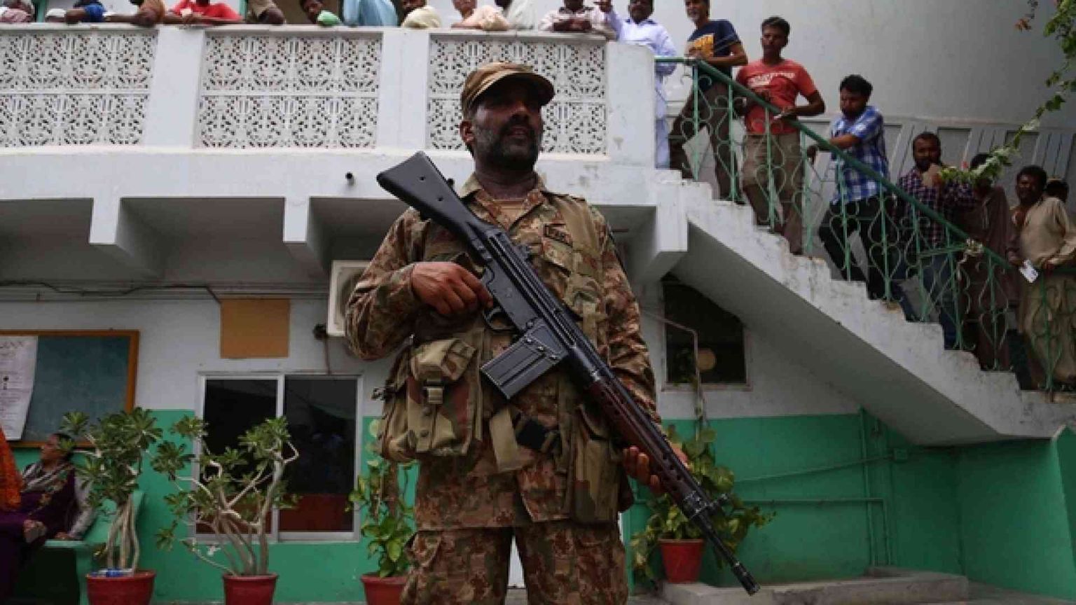 Il voto in Pakistan si apre nel segno del sangue: 31 uccisi