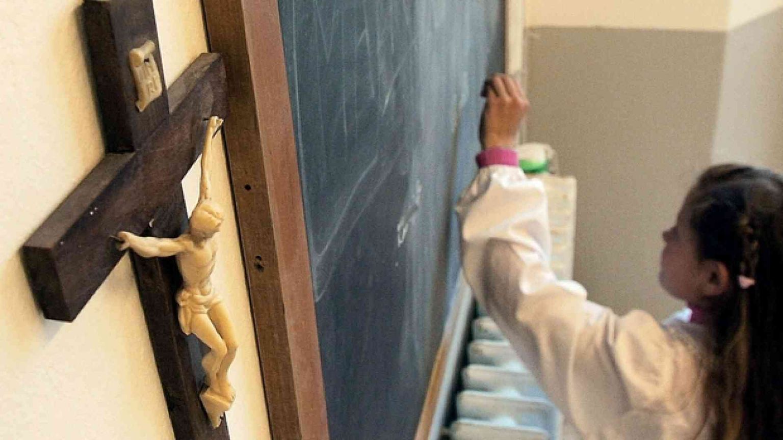 Io, musulmana, difendo il crocifisso ma dico: non strumentalizzatelo