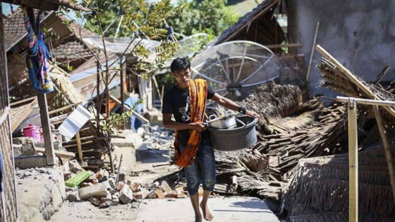 Terremoto di magnitudo 6.9, quasi cento le vittime