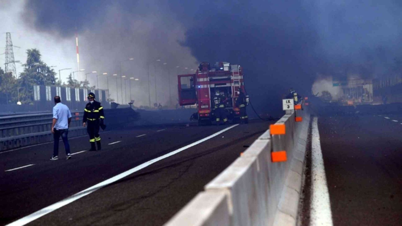 Esplode autocisterna in tangenziale: un morto e 67 feriti