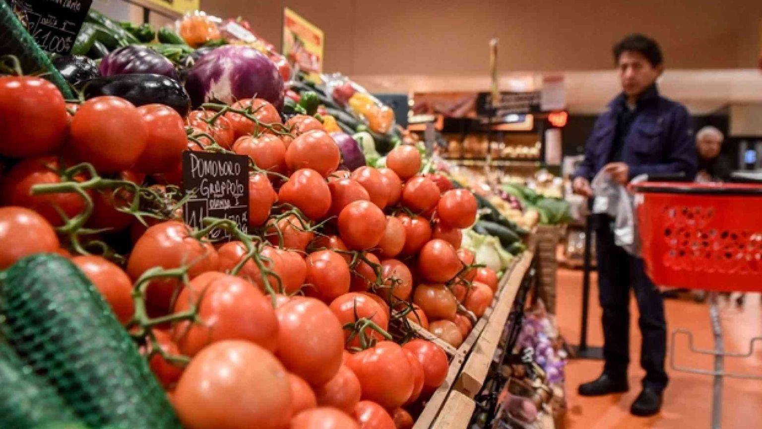Le aste al ribasso dei supermercati che affamano lavoratori e aziende