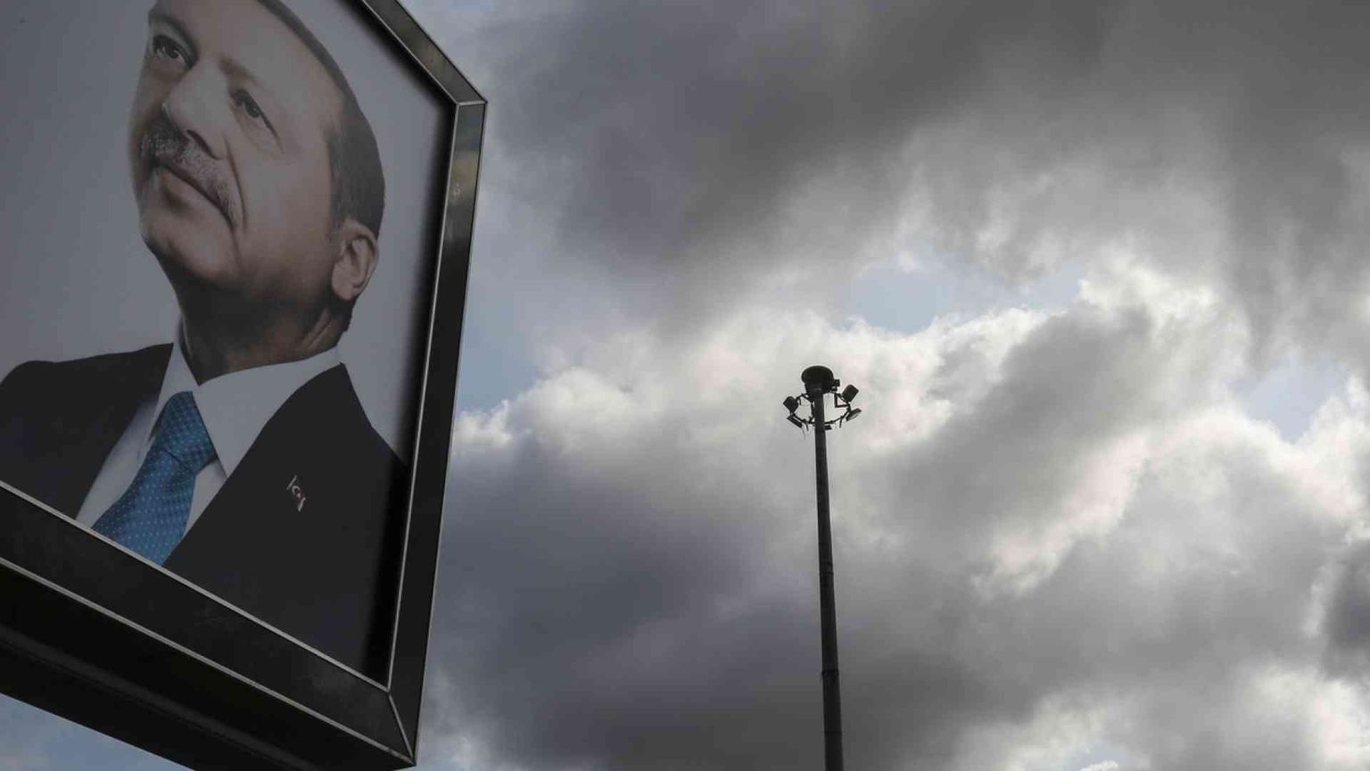 Capitali in fuga, la lira crolla, Borsa di Istanbul a picco