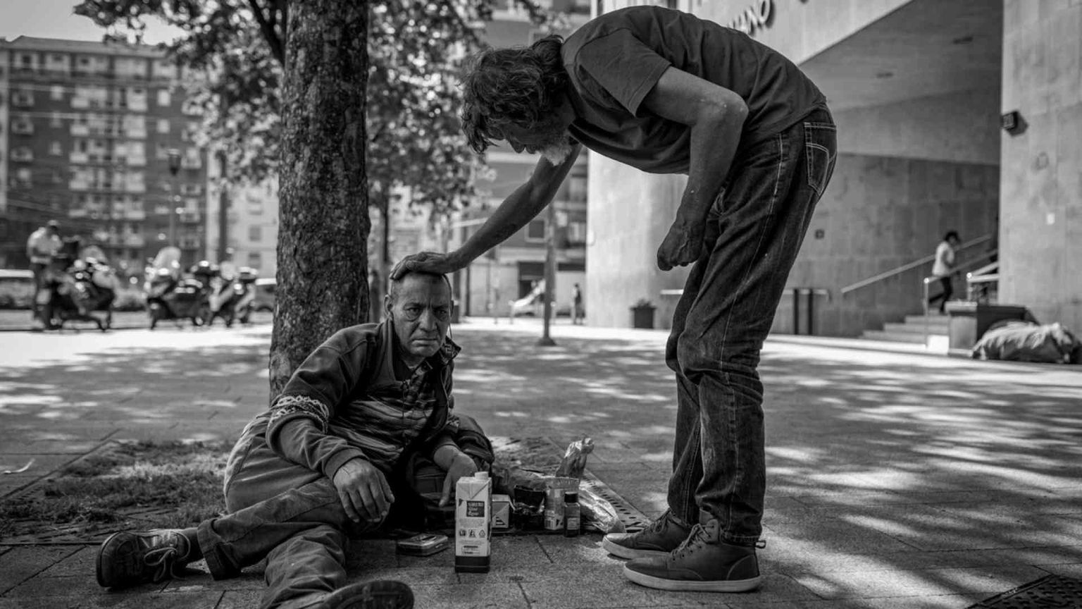 Il clochard e il fotoreporter: «Fianco a fianco, sulle strade di Milano»