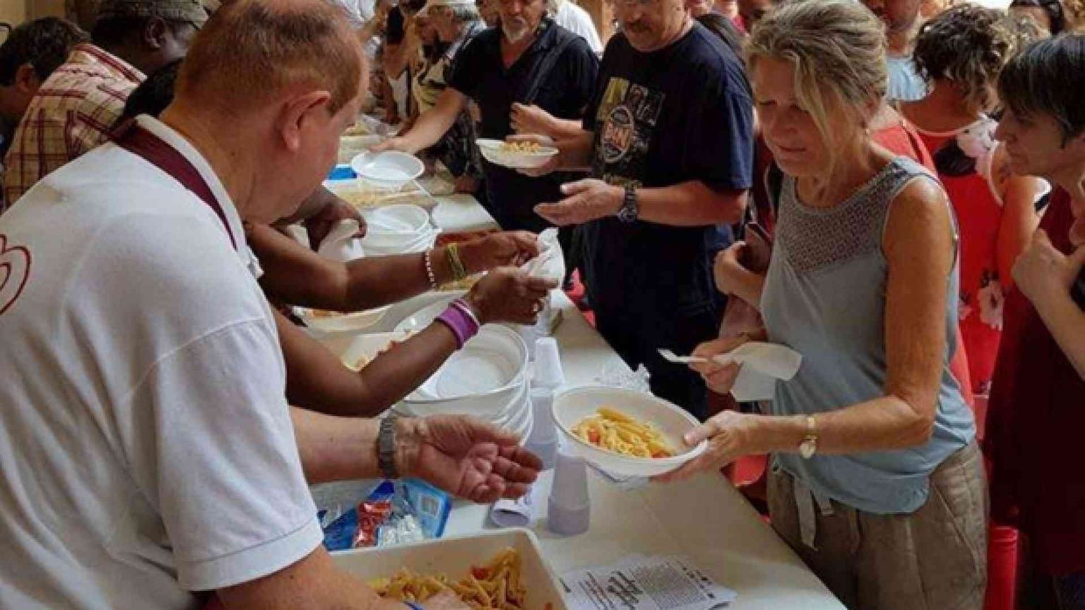 Solidarietà a tavola, le Cucine popolari non chiudono nemmeno ad agosto