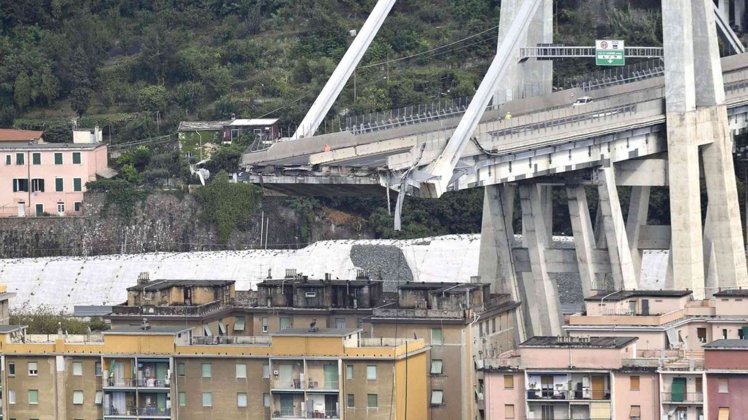 È crollato il ponte Morandi. Morti e feriti. Soccorsi in azione / I VIDEO