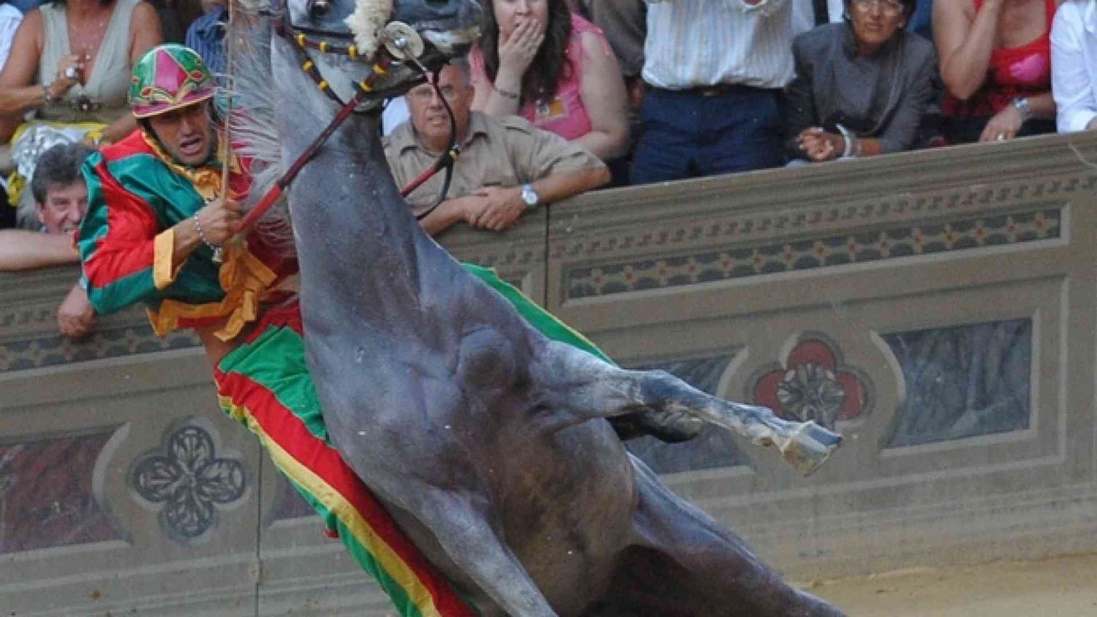 «Immagine inadeguata», l'arcivescovo non benedice il «drappellone» del Palio