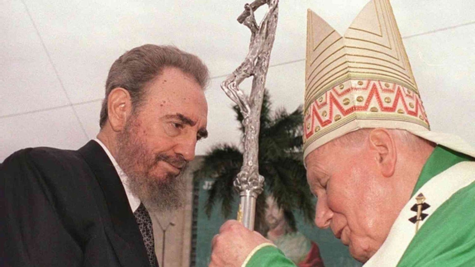 1998 - Papa Woityla da Fidel Castro. «Possa Cuba aprirsi al mondo»