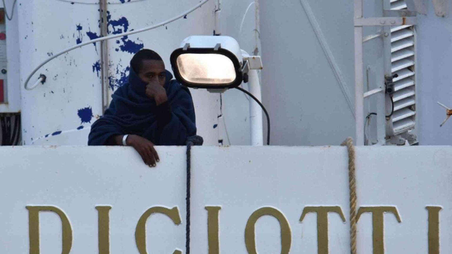 La nave Diciotti in ostaggio, duello con l'Europa. Salvini: scendano i minori
