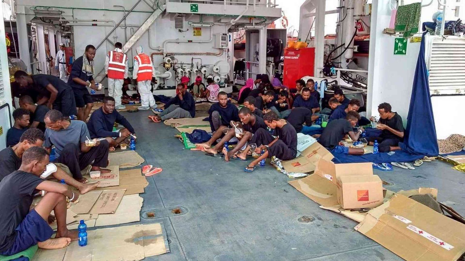 La vita dei 150 «ostaggi» a bordo della Diciotti / FOTO