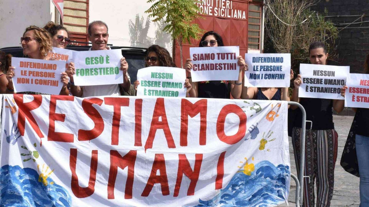 Migranti, Catania vuole restare umana. La Chiesa: fateli sbarcare