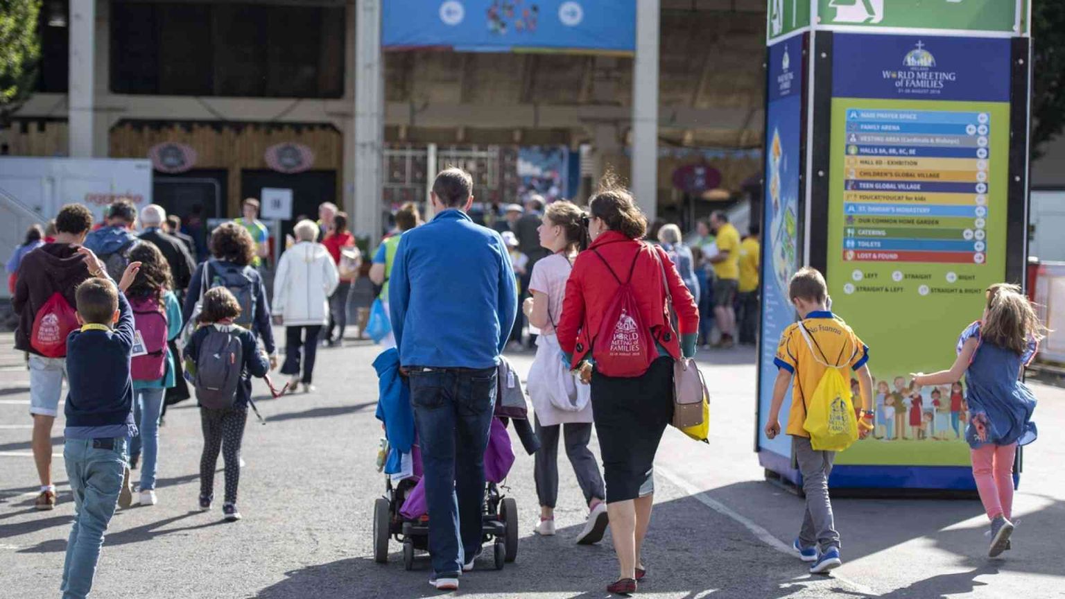 E la platea di Dublino ascolta attenta le parole del discusso padre Martin
