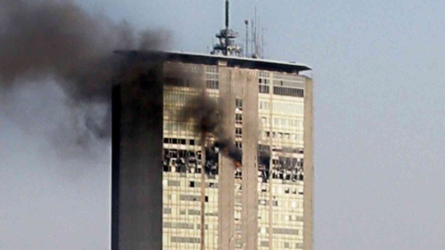 2002 - Schianto sul grattacielo Pirelli, Milano trema