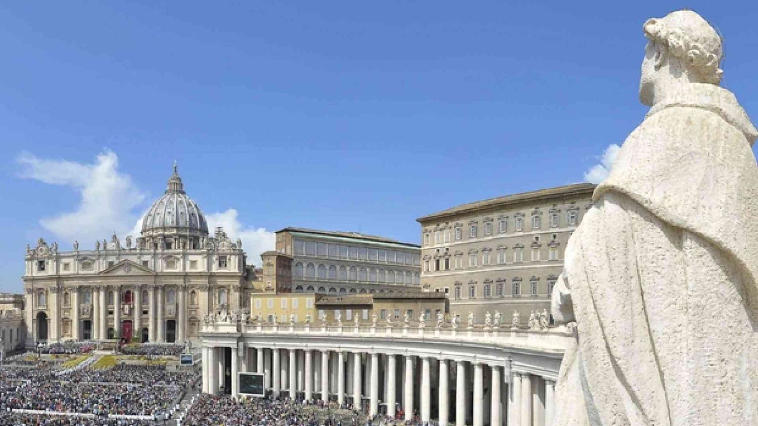 Viganò insiste contro il Papa, gli episcopati rispondono