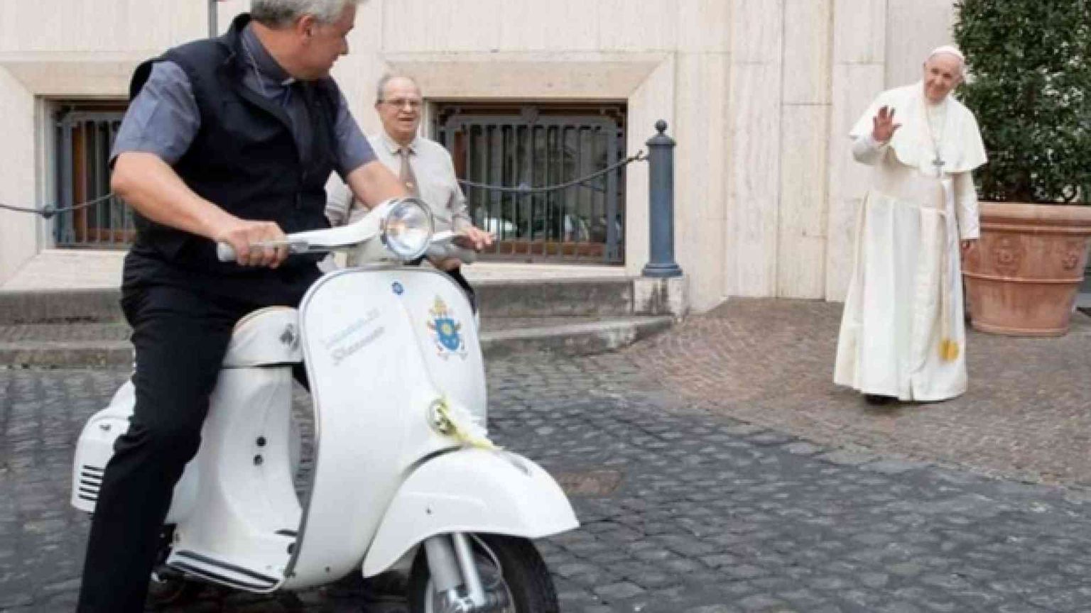 Donata al Papa una "Vespa" che sarà devoluta in beneficenza