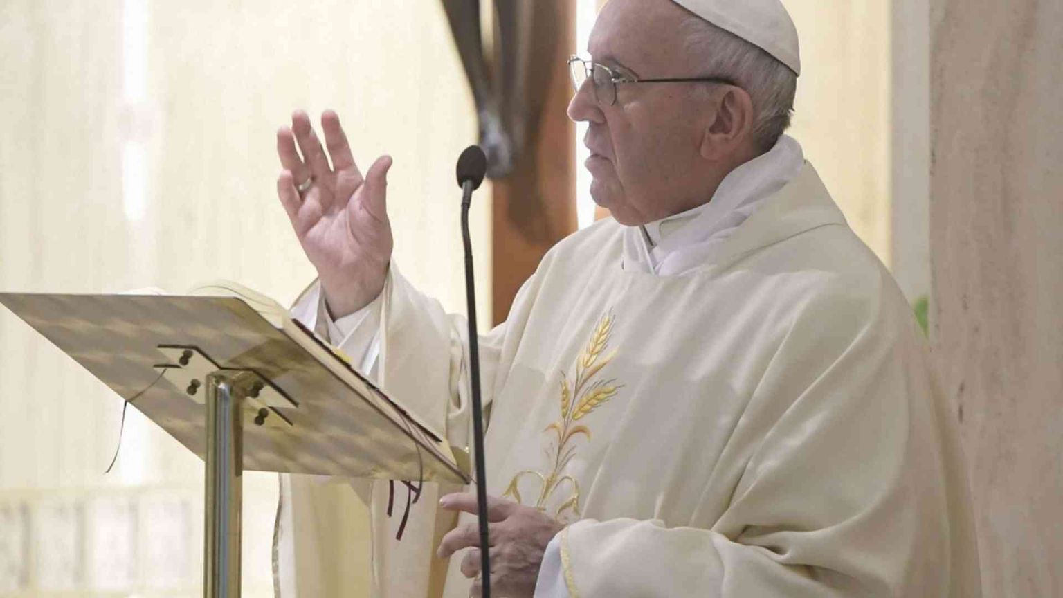 Il Papa: dinanzi a chi cerca lo scandalo, silenzio e preghiera