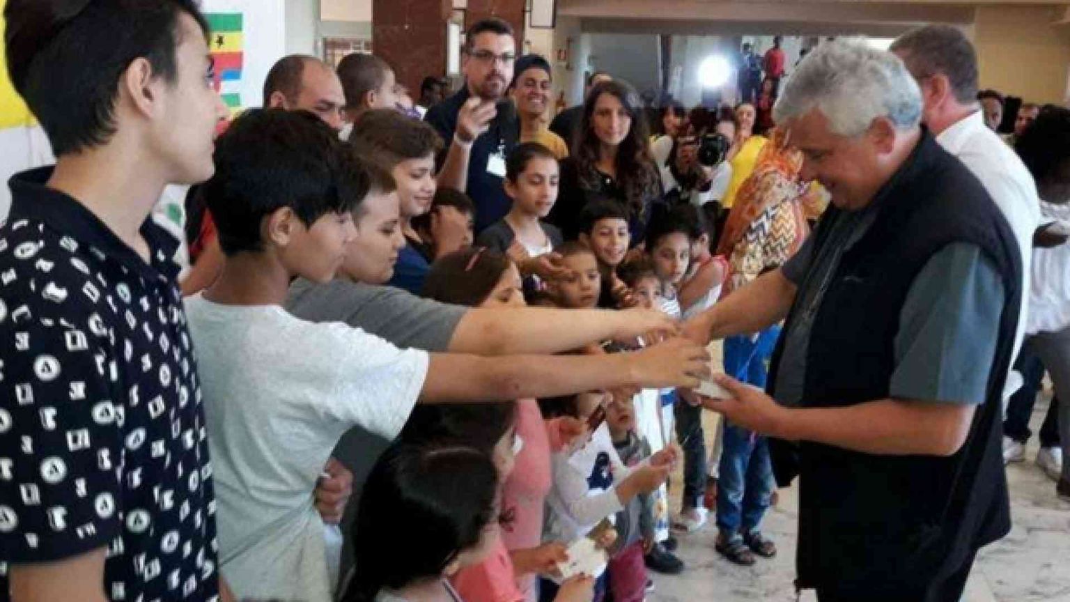 Francesco regala i gelati ai migranti e ai poveri di Roma