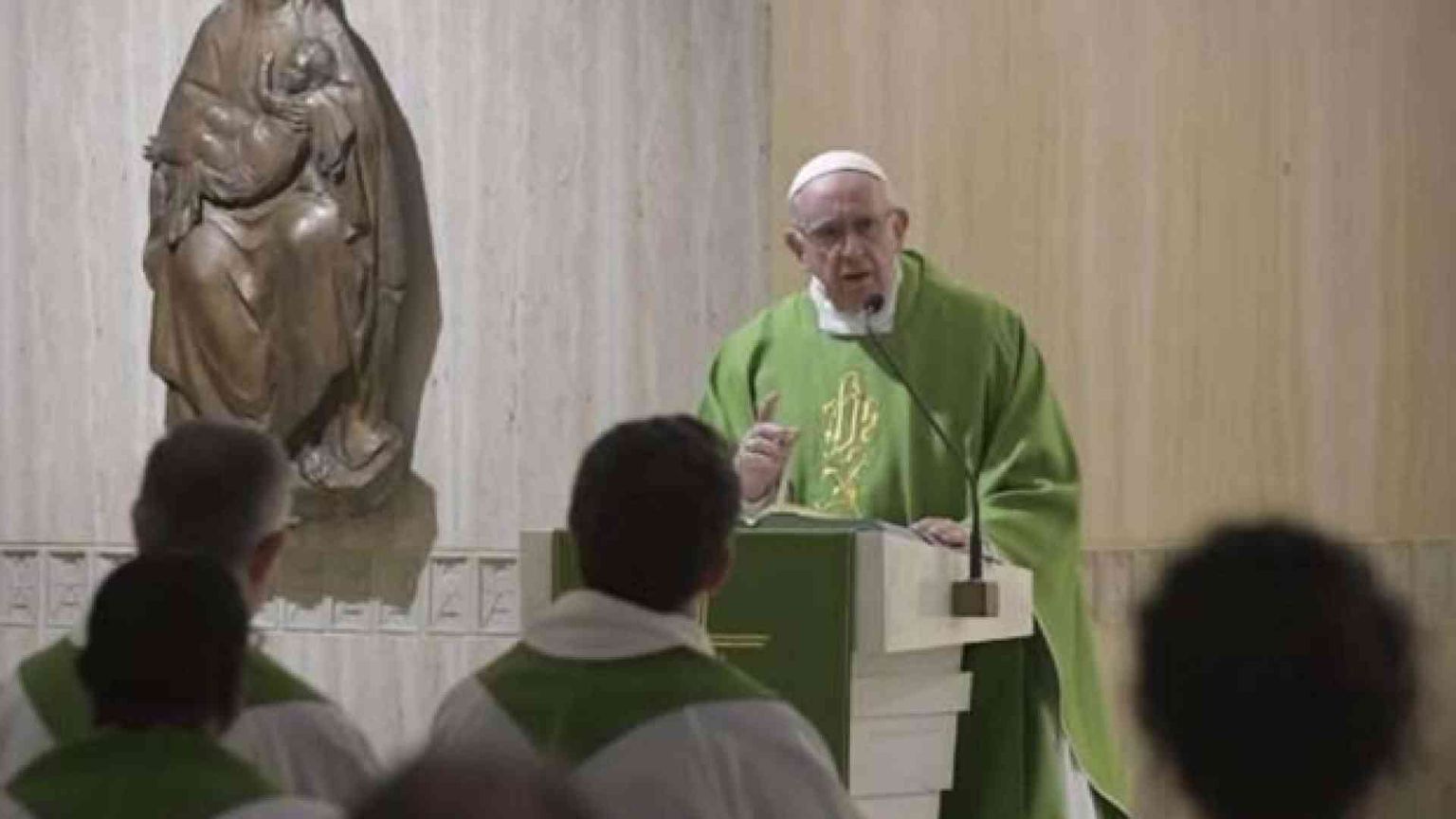 Papa: «Riconoscersi peccatori e accusare se stessi, non gli altri»