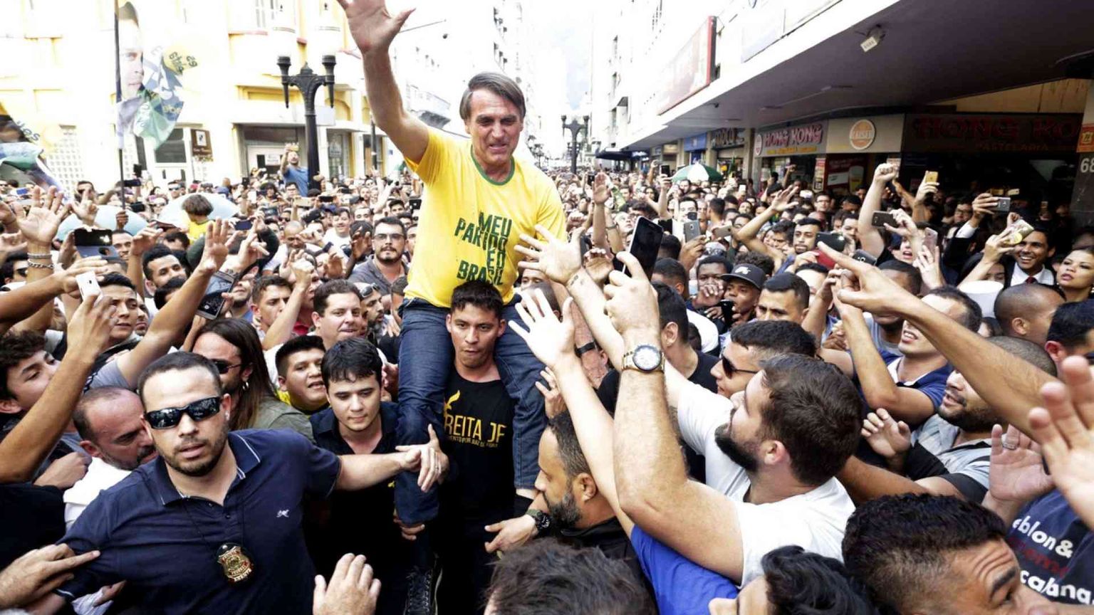 Sangue sul voto: accoltellato il candidato favorito, di estrema destra