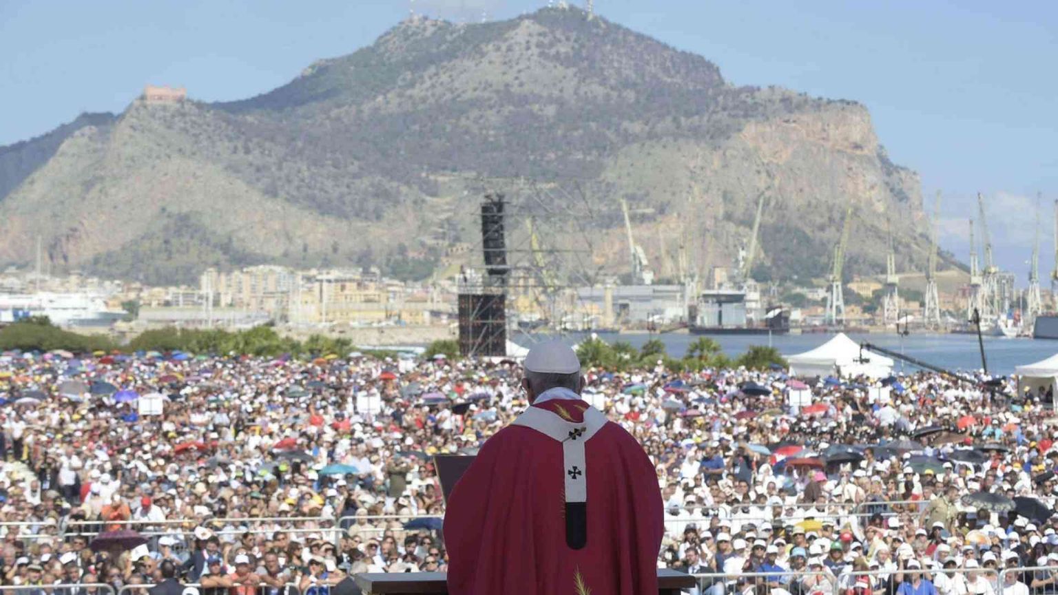 Il Papa: «Chi crede in Dio non può essere mafioso»