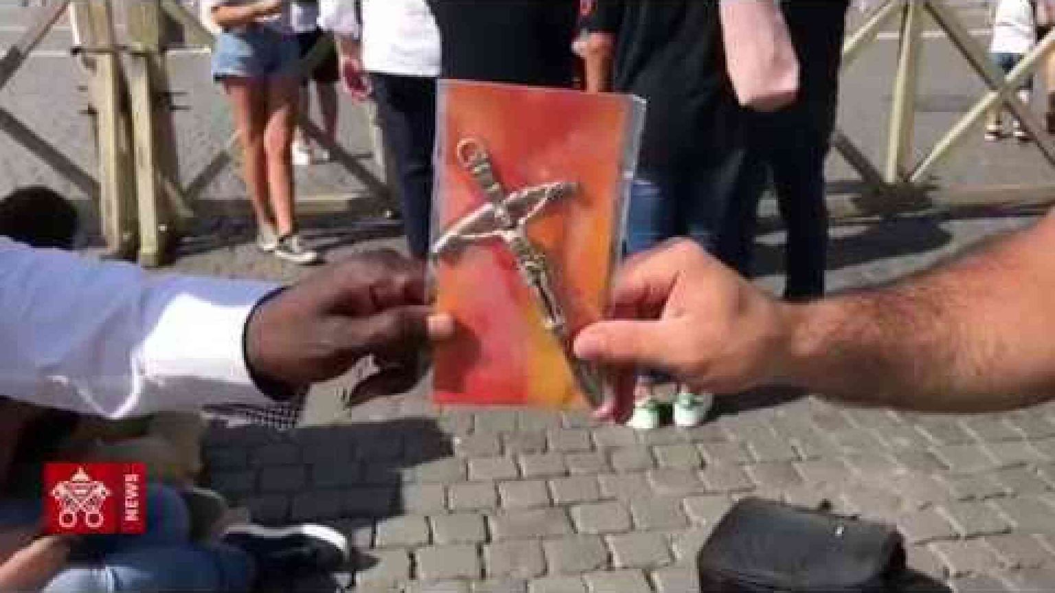 Papa dona migliaia di crocifissi ai fedeli, distribuiti da poveri e profughi