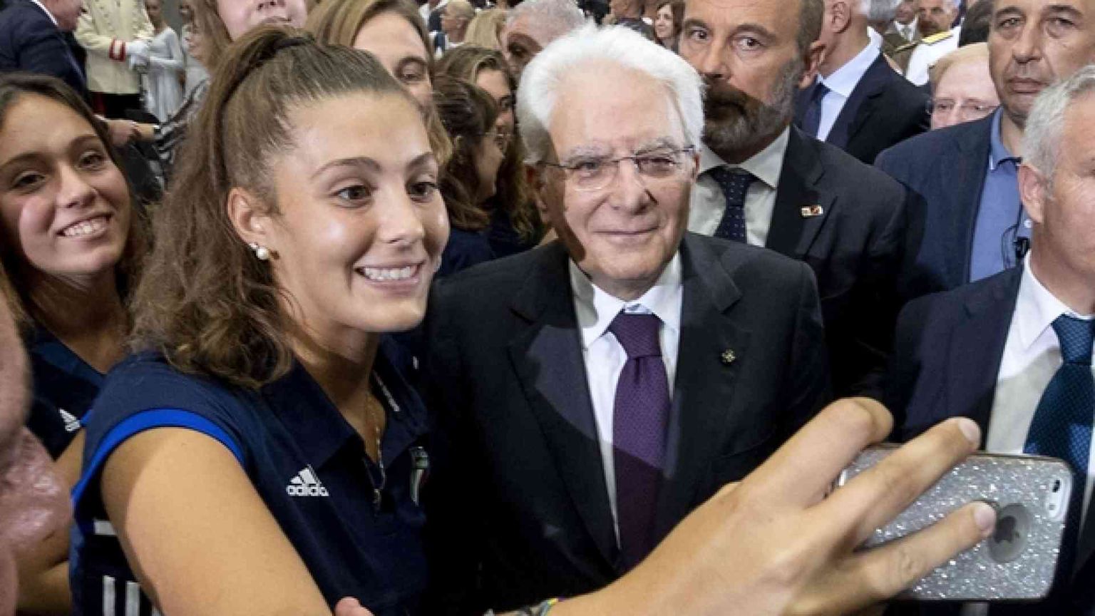 Mattarella: «Anche il genitore bullo è distruttivo per la scuola»