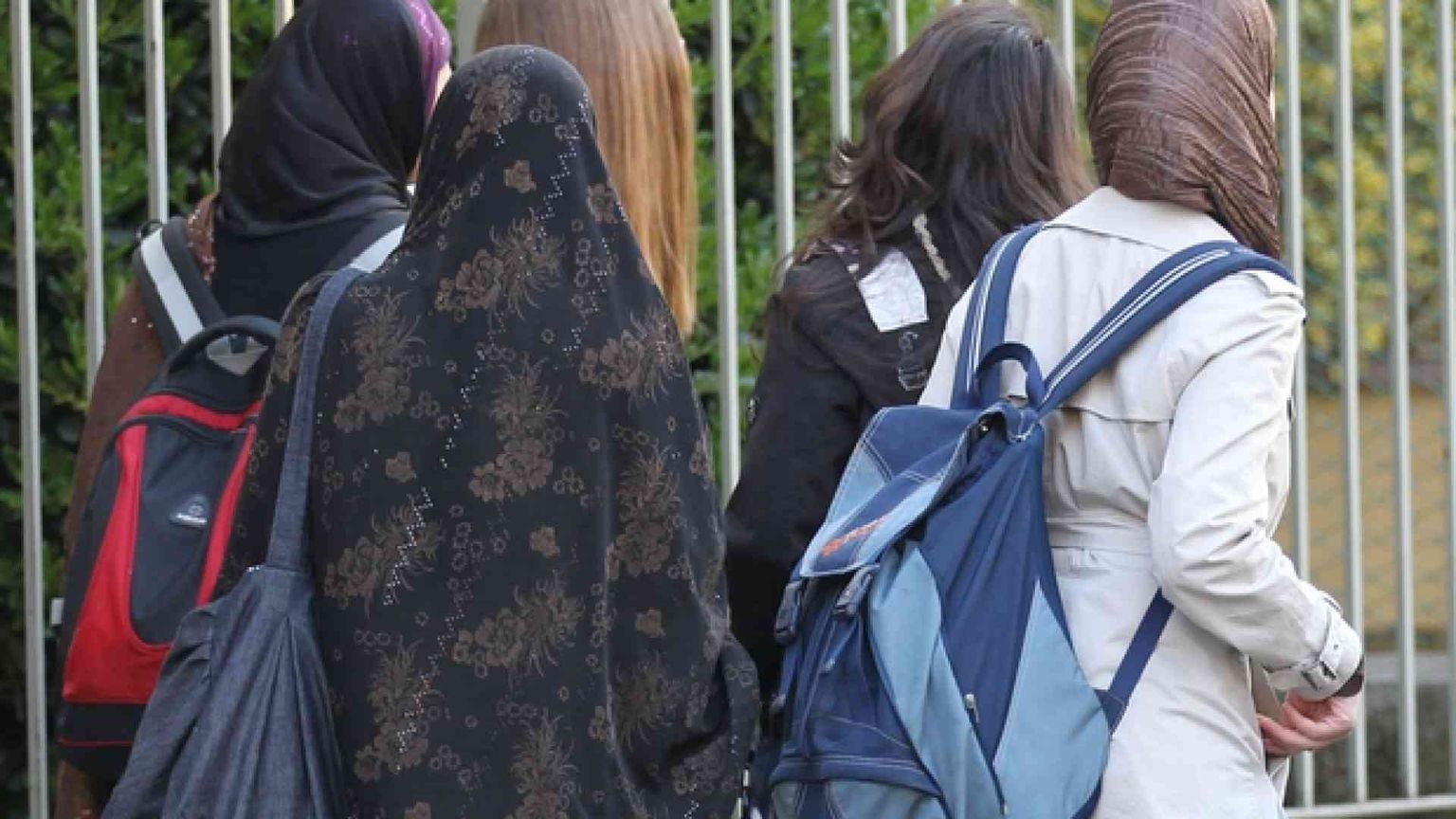 Costretta a tornare in Pakistan scrive alla vecchia scuola: «Aiutatemi»