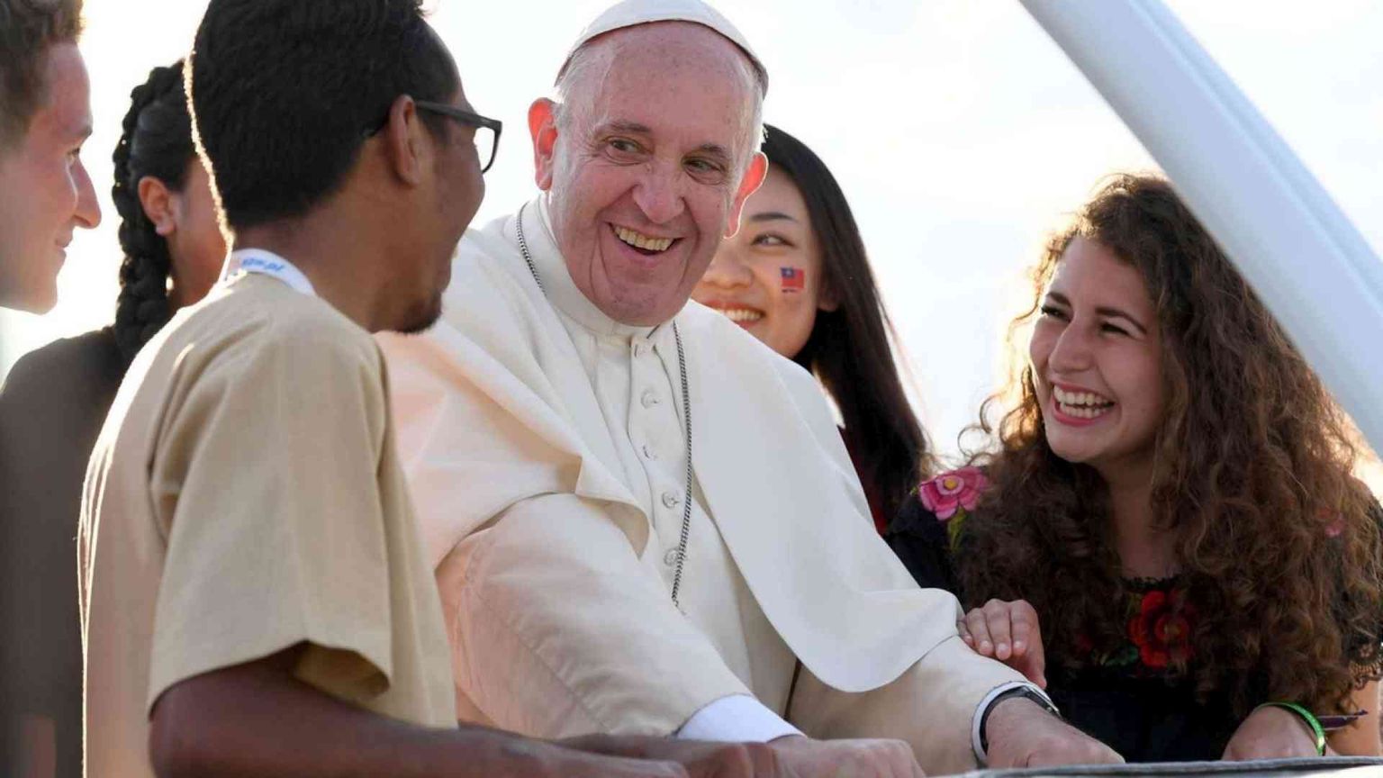 Il Papa ai giovani: il sesso è un dono di Dio, non un tabù