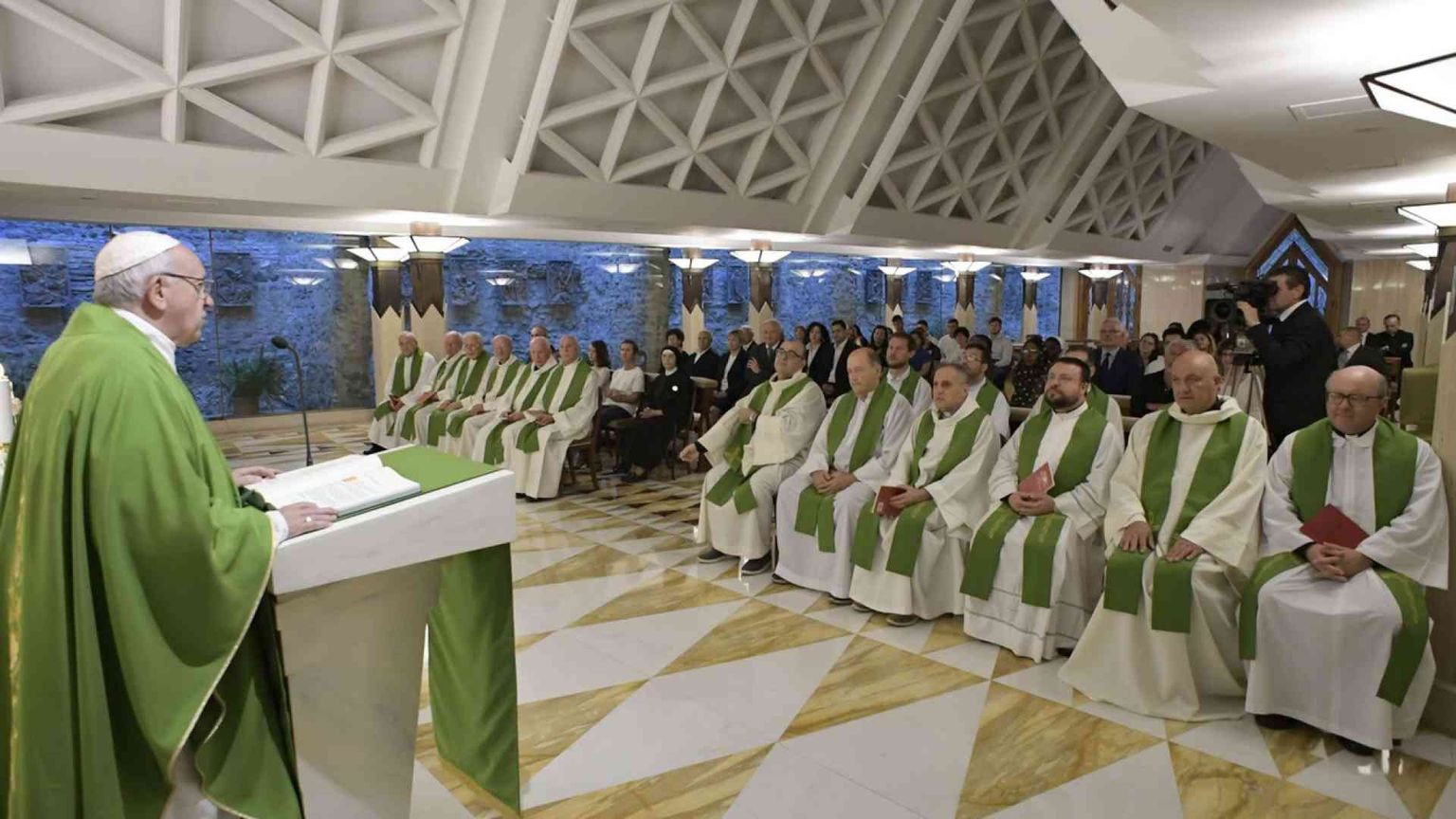 Il Papa: il pastore è umile, compatisce e prega se è accusato