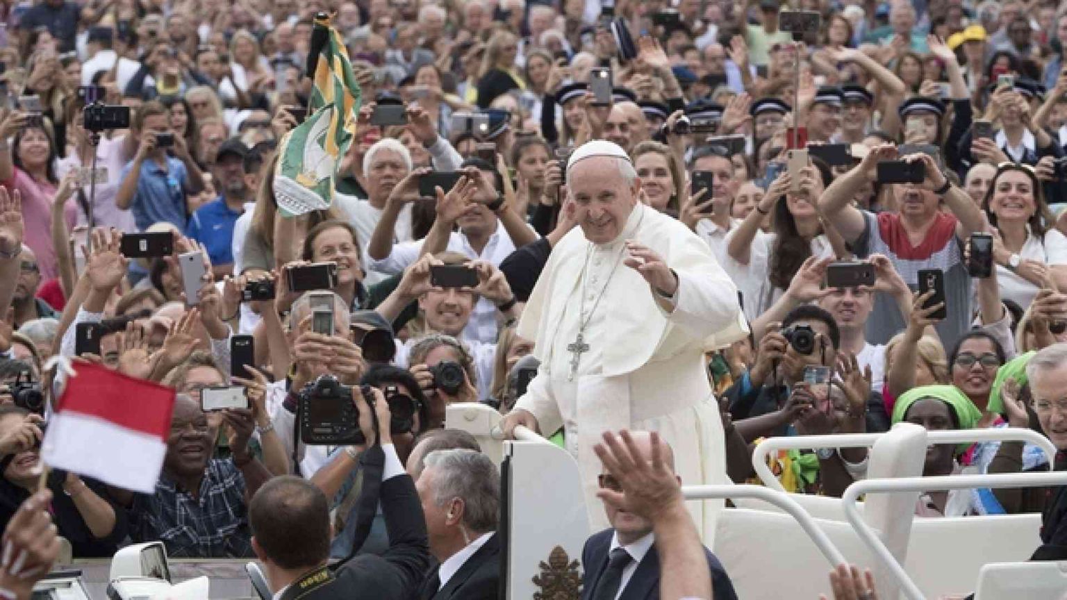 Francesco: onoriamo i genitori, mai insulti. «Ci hanno dato la vita»