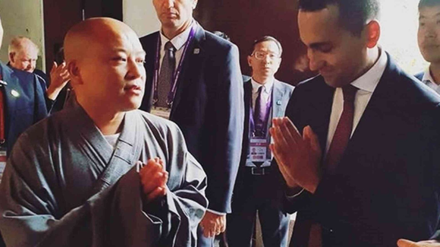 Di Maio: reddito di cittadinanza solo a italiani. Ma si può fare?