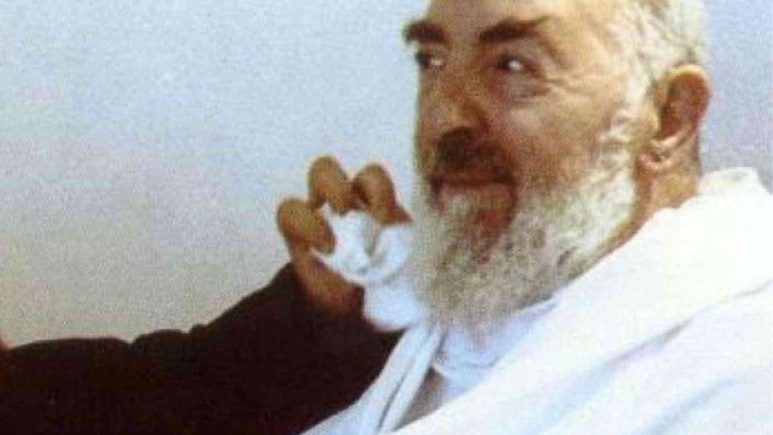 Padre Maurizio: quando baciai le ferite, mi disse «Guagliò, mi fai male»