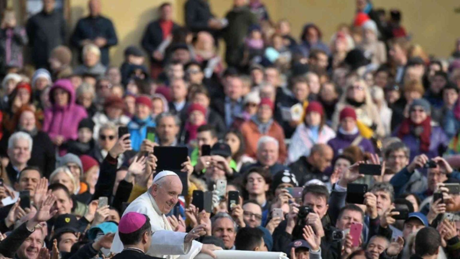 Il Papa: i nostri giovani indignati dagli scandali sessuali ed economici