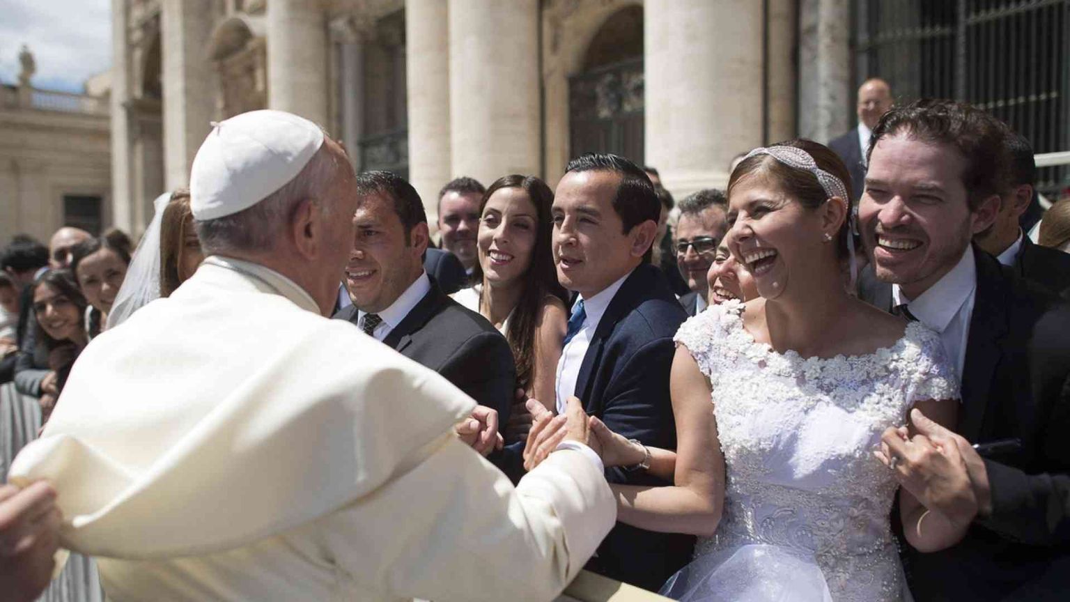 Francesco: la pastorale si apra anche alle coppie di conviventi