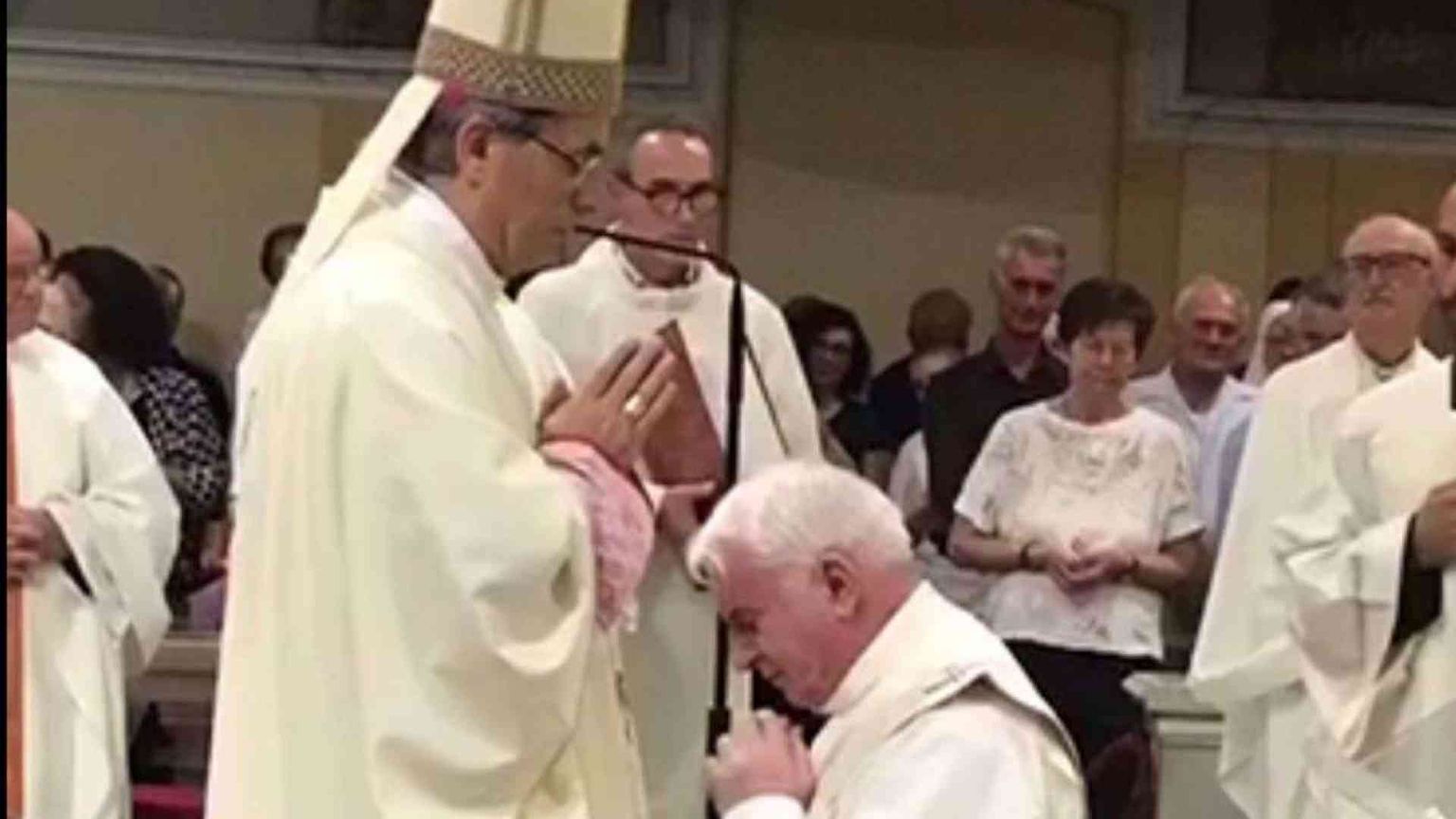 Diventa sacerdote a 75 anni: «Vivrò la vita del monaco»