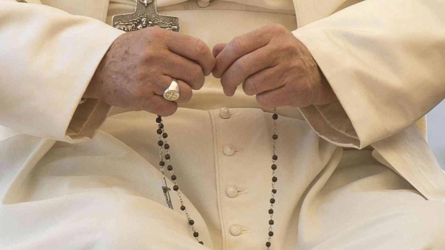 Il Papa: preghiamo con il rosario per la Chiesa attaccata dal demonio