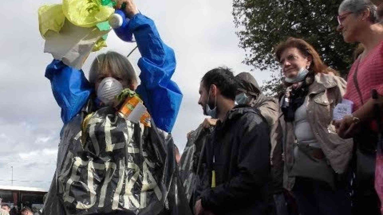 Rifiuti, la protesta dei romani: «Stufi di vivere con la nausea»