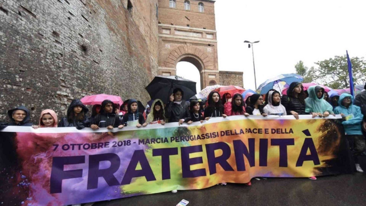 Perugia-Assisi: in marcia per la pace. «Osiamo la fraternità»