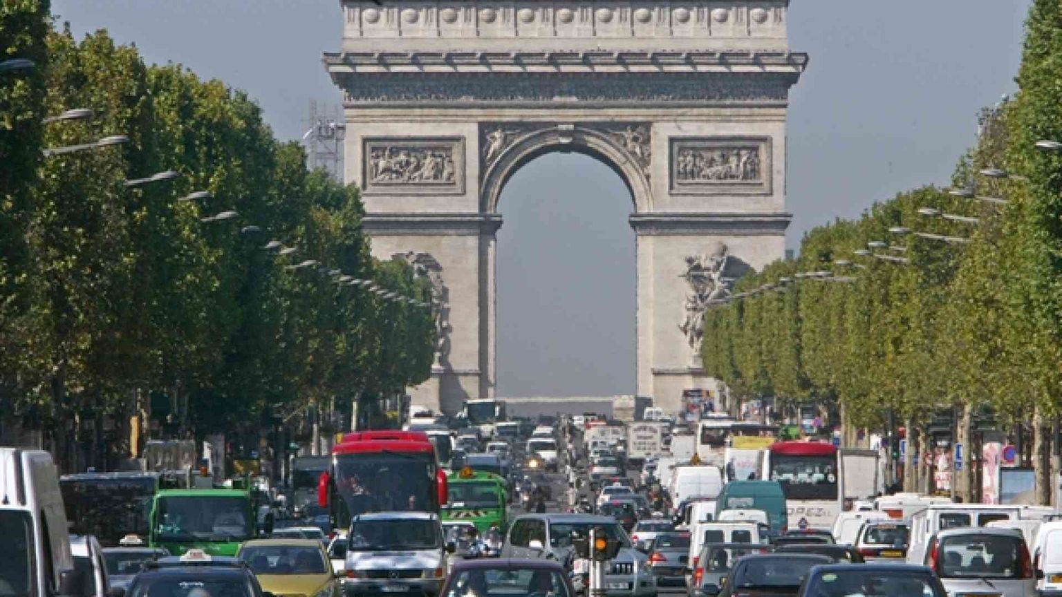 Francia, bollo a 10.500 euro per le auto più inquinanti
