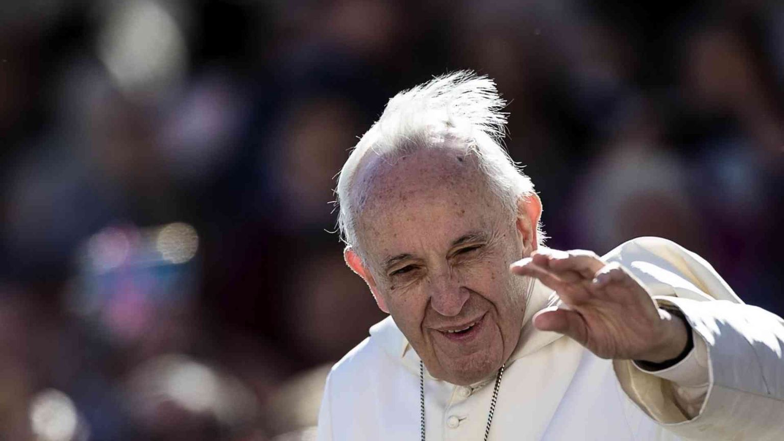 Papa Francesco è caduto e si è rialzato senza danni