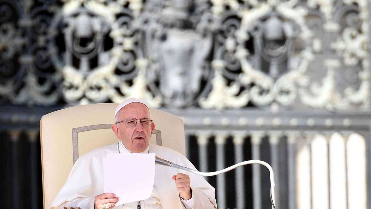 Il Papa: abortire è come affittare un sicario