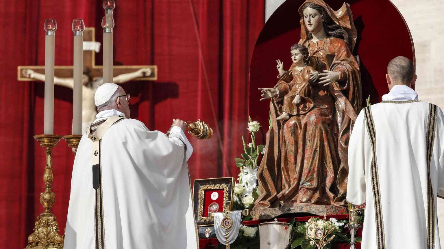 Paolo VI e Romero santi. Il Papa: "Era Gesù il loro tesoro"