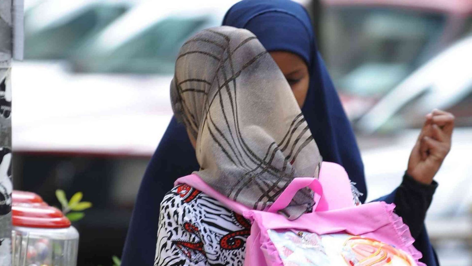 Hijab anche per le bambine. Tradizione o costrizione?