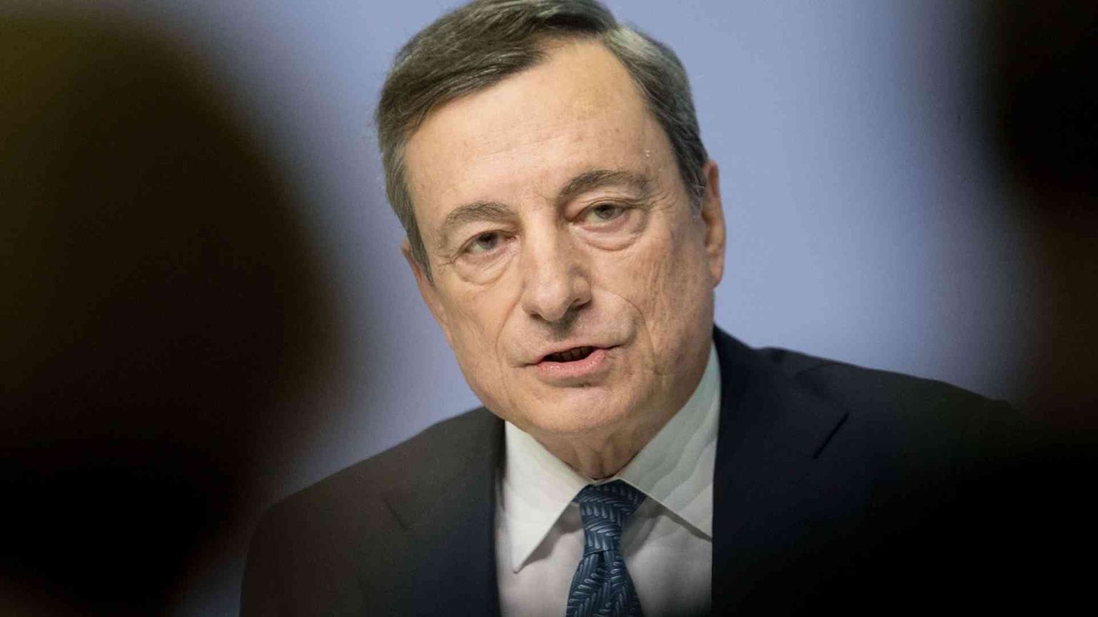 Draghi all'Italia: si abbassi lo spread per proteggere le banche
